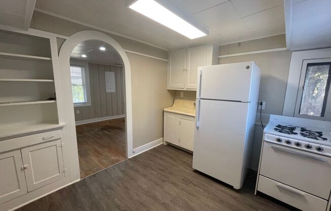 ((MOVE IN SPECIAL)) Simply the BEST! Adorable 1 Bedroom/1 Bath upstairs apartment home Located off Historic Camp Bowie! ((Covered Deck)) Minutes to Downtown Ft Worth ~