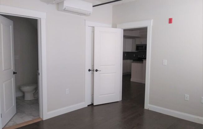 2 beds, 1 bath, 831 sqft, $2,100, Unit 102