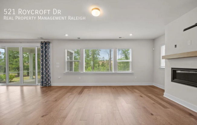 521 ROYCROFT DR