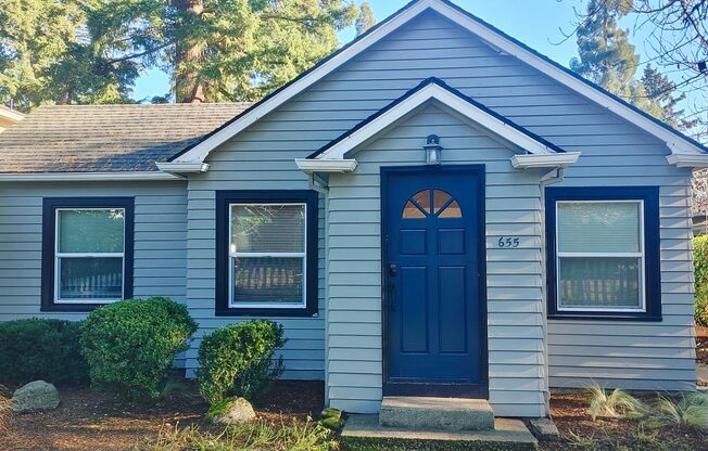 Charming Cottage in First Addition in Lake Oswego!