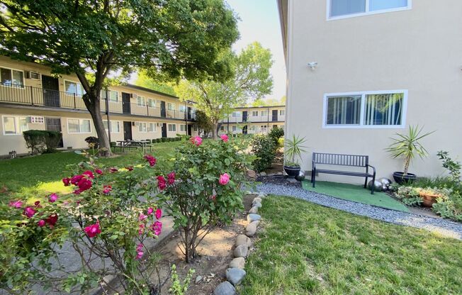 2512 Edison Avenue - Oak Plaza