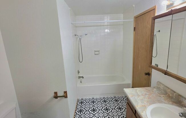 Renton Sunset Heights Condominiums - 2 bedroom 1 bathroom lower floor unit - W/S/G included- Available NOW!!