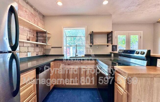 1409 E REDONDO AVE