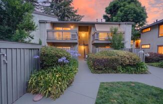 Bright & Updated 1BR Condo in Prime Walnut Creek Location – Vaulted Ceilings & Pool Access!