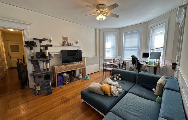2 beds, 1 bath, 750 sqft, $3,200, Unit 33