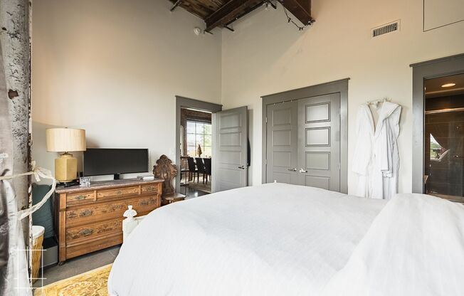 2 beds, 2 baths, $2,350, Unit 727 N. 4th St. Apt. 211