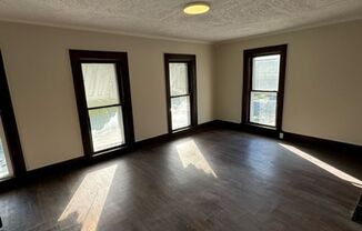 2 beds, 2 baths, $780, Unit 2017 Meridian St #2