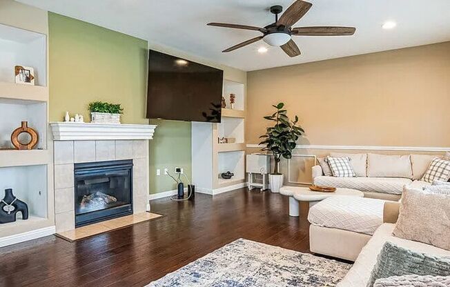 Fully Furnished 4 Bed/2.5 Bath Home In Sun City!