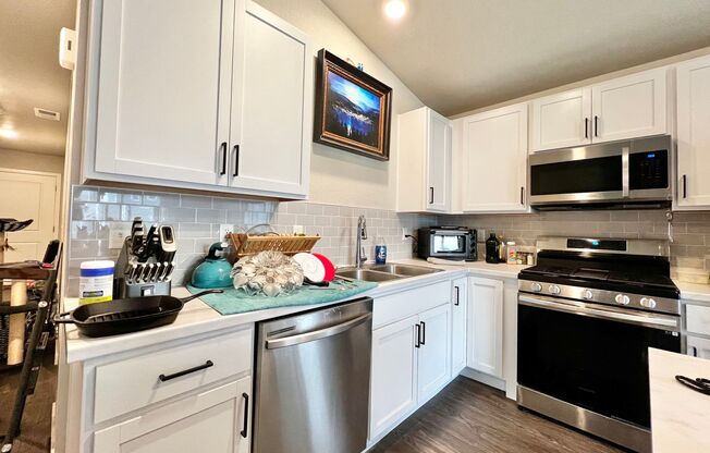 Stunning 3 Bed 2 Bath Ranch Home!