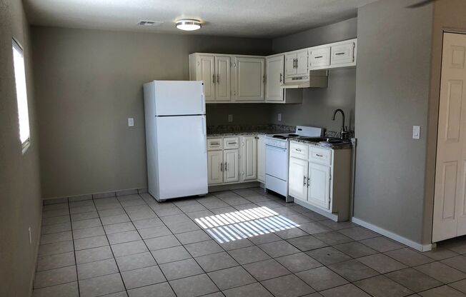 2 beds, 1 bath, 851 sqft, $1,450, Unit 01