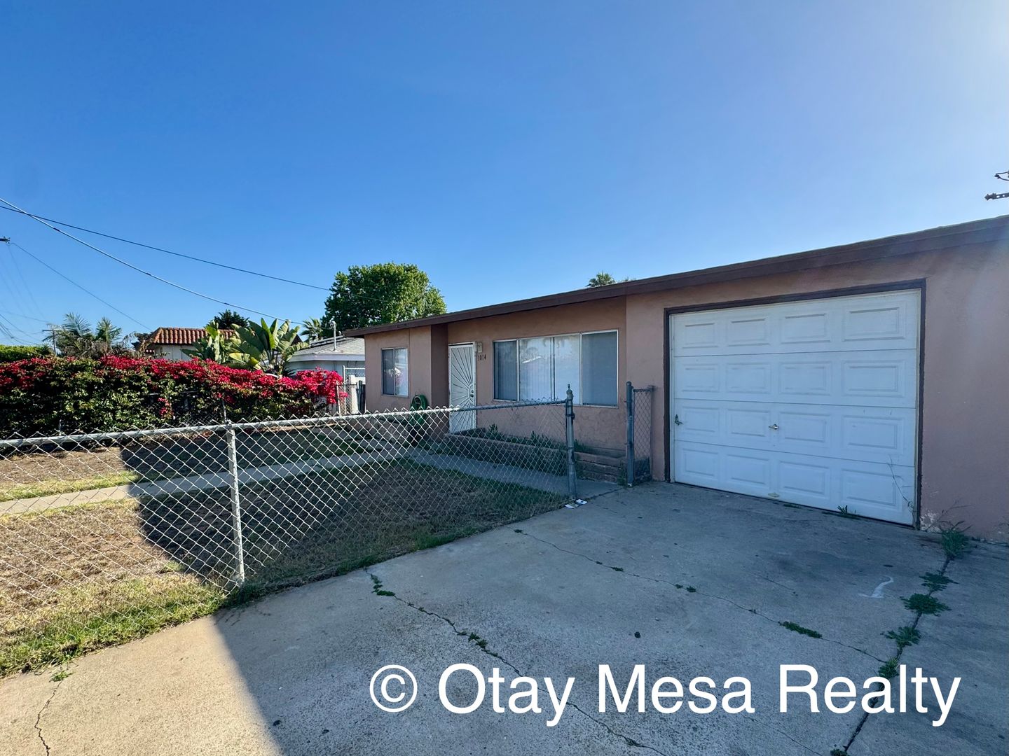 Charming 2-Bedroom Home with Expansive Outdoor Space