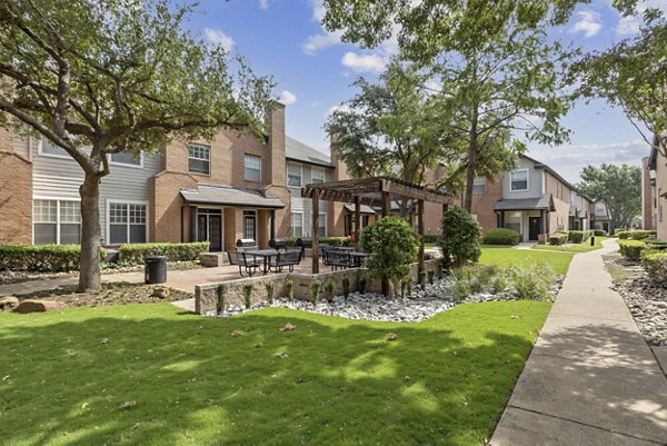 Towns of Chapel Hill Apartments in Plano