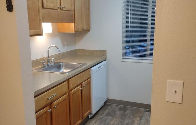 2 beds, 1 bath, 776 sqft, $1,325, Unit 090
