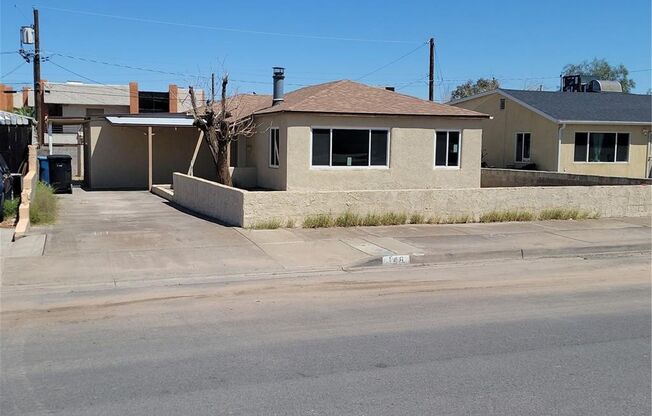 Charming Single-Story in Downtown Henderson | Bright Layout, Big Backyard & Prime Location!