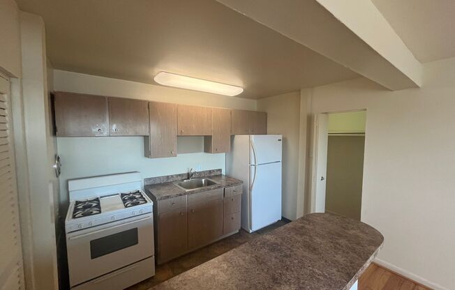 2 beds, 1 bath, 650 sqft, $1,310, Unit 4227 #F