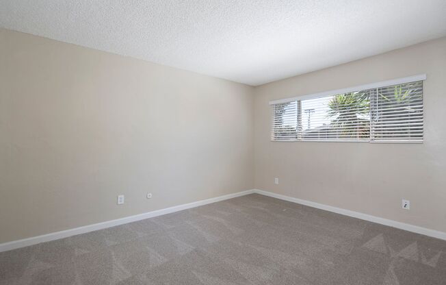 *OPEN HOUSE: 11/16 12-2PM* 2b/2ba in Hillcrest with Onsite Laundry and Parking!