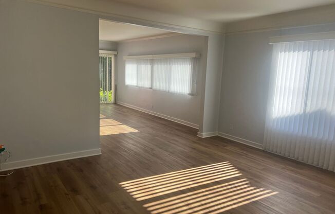 Front 2 Bedroom 2 Bathroom Burbank Home! Ready for Move In!