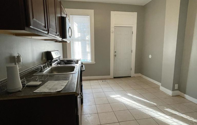 3 Bedroom 1.5 Bath Spacious Bedrooms on Ashburton Street