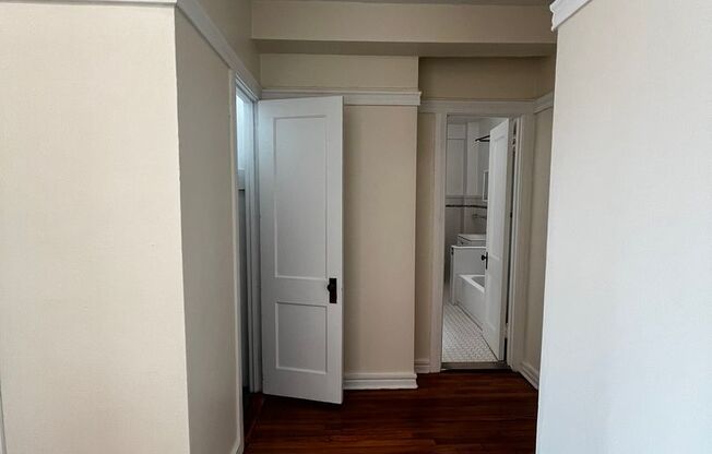 1 bed, 1 bath, 572 sqft, $1,510, Unit Old King Edward 66