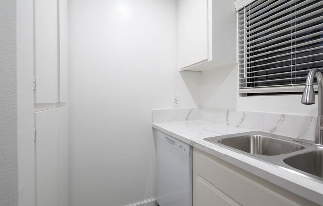 1 bed, 1 bath, 725 sqft, $1,995, Unit 32