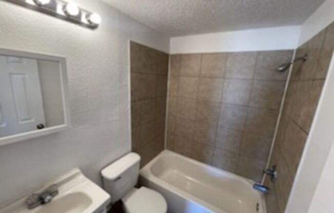 2 beds, 1 bath, $895, Unit 3113 NW 1st #A