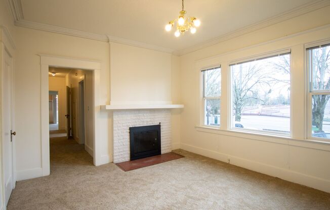Gorgeous 2-Bedroom Corner Flat in 1911 Four-Plex!