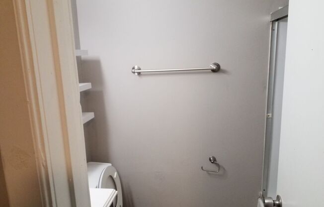 Studio, 1 bath, 800 sqft, $725, Unit 4D
