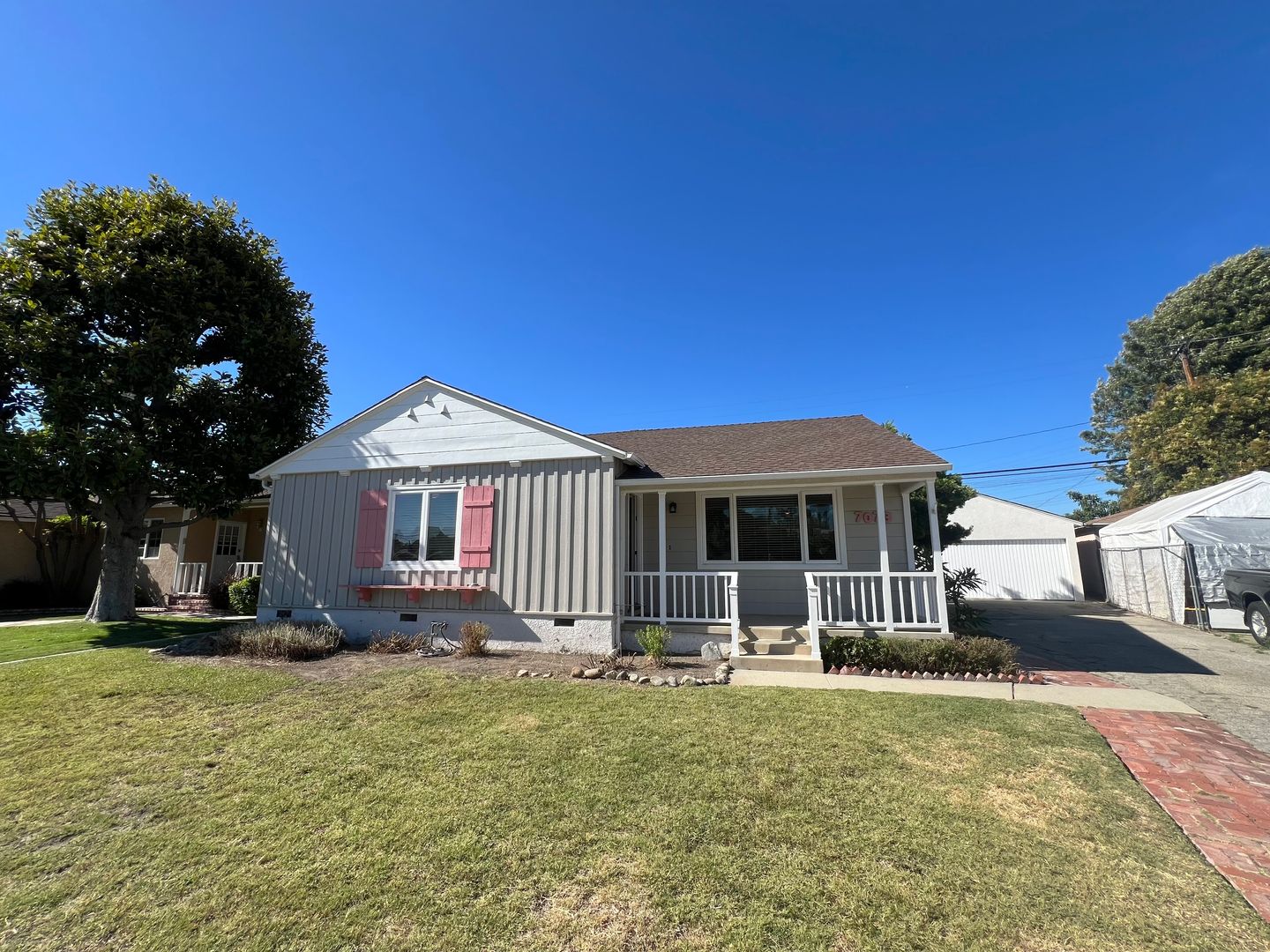 Clean and comfortable 3 bedroom available in Long Beach
