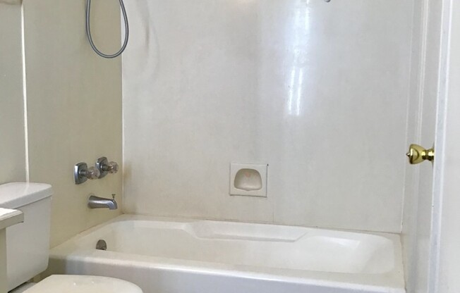 Beautiful 3 Bedroom Apartment. Great place at an affordable price.