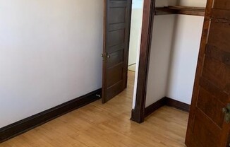 2 beds, 1 bath, $1,200, Unit 2125 E Kenwood Blvd I, Milwaukee, WI 53211