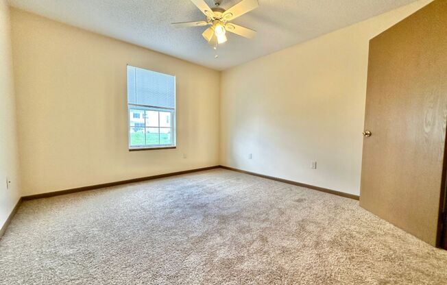 2 beds, 1 bath, 840 sqft, $1,050, Unit 4D