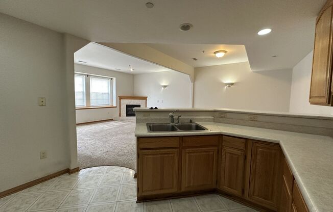 Spacious Townhouse Style Condo in Brookfield!