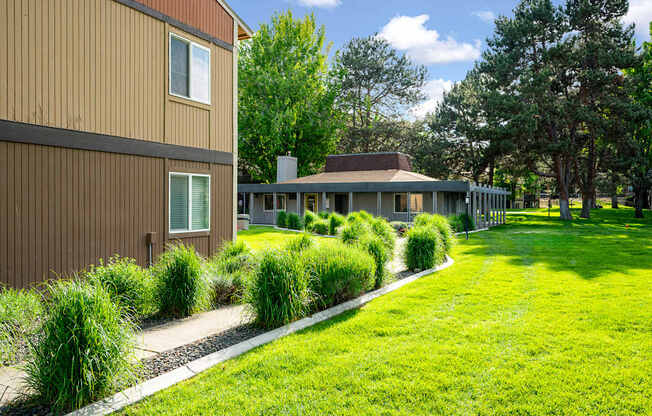 Arlo on 10th |Exterior