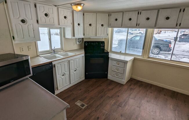 3 beds, 1 bath, 778 sqft, $1,195, Unit #6