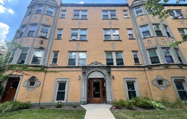 Lovely Renovated 1 BR In North Center