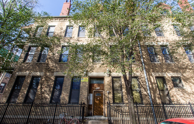 TOP FLOOR 1 bedroom with New Kitchen! Wicker Park! Central Air! FREE Laundry! Private Deck!