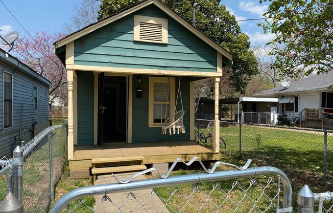2 Bedroom 1 bath Cottage with washer and dryer 1/2 off  First Month's Rent !