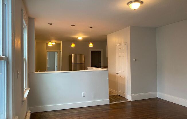 3 beds, 1 bath, $2,000, Unit 51-1