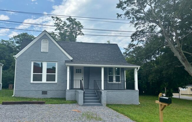3 Bedroom 2 Bathroom Fully Renovated House - Lawn Care Included!