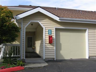 Charming 2BR 2BA Condo in great Bellevue location.