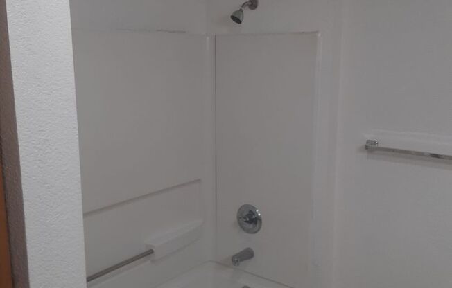 3 beds, 2 baths, 1,076 sqft, $2,250, Unit 2002