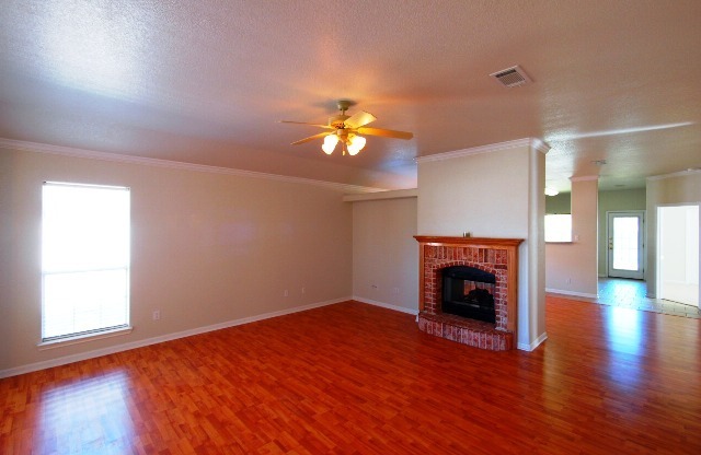 3 beds, 2 baths, $1,400