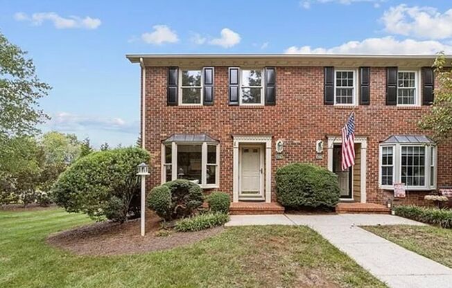 Two bedroom renovated townhouse in Oak Ridge Meadows