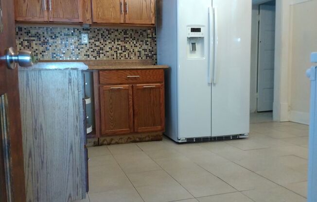 3 beds, 2 baths, $1,800, Unit APARTMENT A