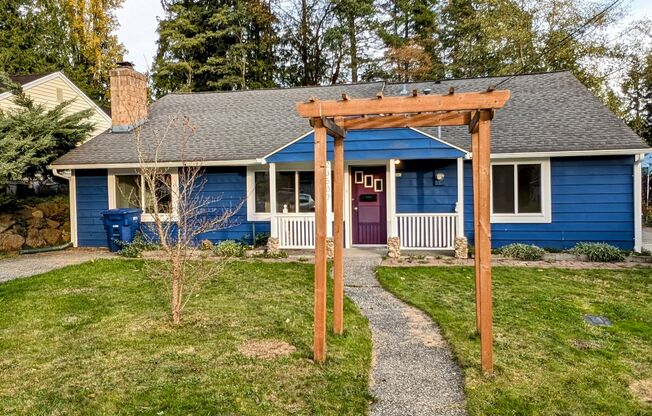 Sprawling Rambler House with huge detached 2 car garage - Close to Everything