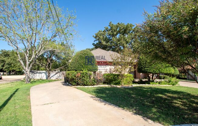 Charming 3-Bedroom Home with Spacious Yard in DeCordova Bend Estates