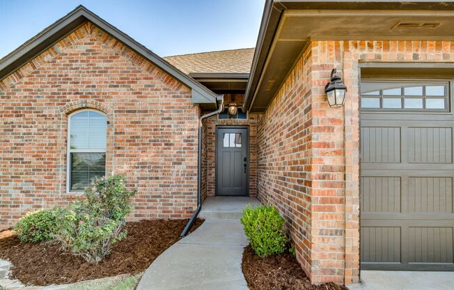 3 Bedroom 2 Bath 3 Car Garage - Edmond