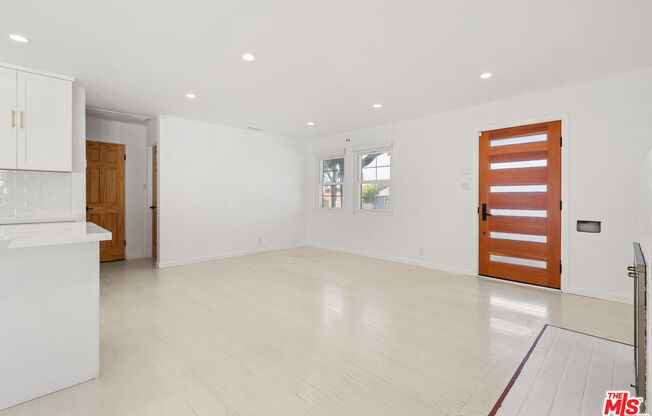 8906 EARHART AVE