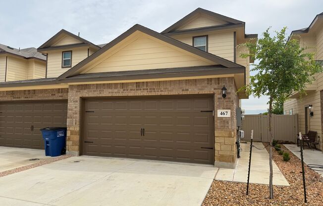 3bd/2.5ba Two-Story Duplex in Prime Location