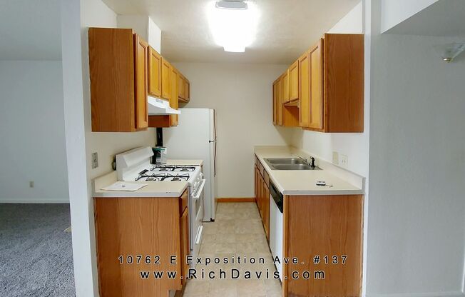 Cherry Creek Schools, 2 bed, 1 bath, 800 sf condo Great location off Havana and Exposition Ave.